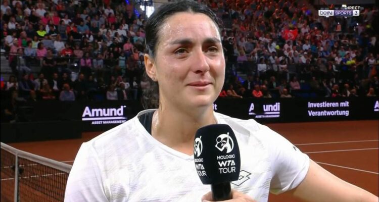 Ons Jabeur émue aux larmes lorsqu’elle abandonne la demi-finale de Stuttgart à cause d’une blessure.