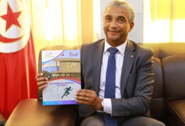 Le ministre de la Jeunesse et des Sports, reçoit  le premier numéro bulletin scientifique du Centre national de médecine et de sciences du sport.