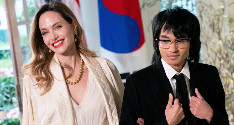 Angelina Jolie accompagnée de son fils Maddox à un événement officiel à la Maison Blanche.
