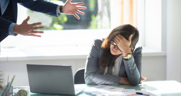 Deux jeunes femmes sur trois victimes de harcèlement au travail au Royaume-Uni: l&rsquo;étude de la TUC révèle un problème persistant et un besoin de protection légale renforcée.