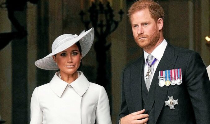 Meghan Markle et le prince Harry frôlent la catastrophe : une poursuite effrénée avec des photographes met leur vie en danger.