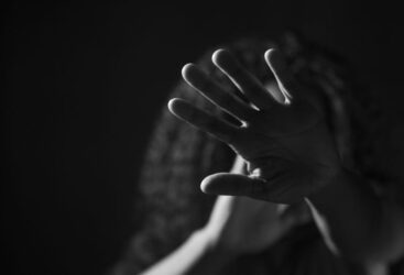 Violences domestiques tragiques : un homme de 69 ans incarcéré pour le crime odieux contre sa femme et sa fille.