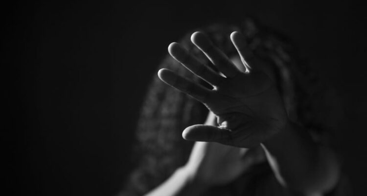 Violences domestiques tragiques : un homme de 69 ans incarcéré pour le crime odieux contre sa femme et sa fille.