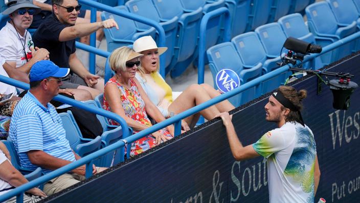 Tsitsipas Perturbé par une Spectatrice Imitant une Abeille lors du Tournoi de Cincinnati.