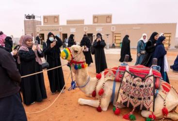 Arabie saoudite brise les barrières : Les femmes s&rsquo;illustrent dans la première course de chameaux du Crown Prince Camel Festival.