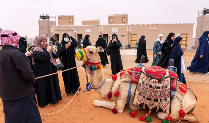 Arabie saoudite brise les barrières : Les femmes s&rsquo;illustrent dans la première course de chameaux du Crown Prince Camel Festival.