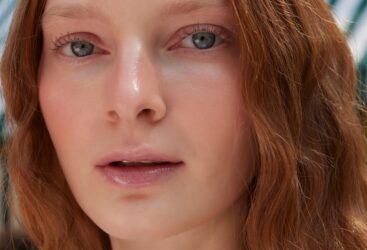 Les « Honey Lips » : La Tendance Éclatante des Lèvres Scintillantes et Pulpeuses Revient en Force.