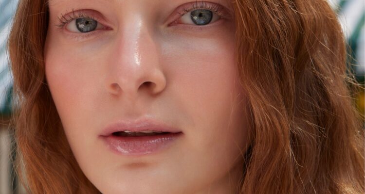 Les « Honey Lips » : La Tendance Éclatante des Lèvres Scintillantes et Pulpeuses Revient en Force.