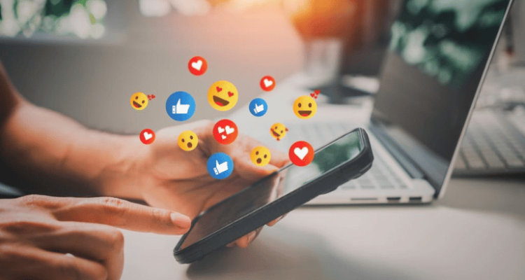 L&rsquo;importance du paraître sur Facebook et dans la vie réelle : Questionner son impact social.