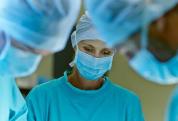 Chirurgie : Les Patients Opérés par des Femmes Présentent Moins de Complications.