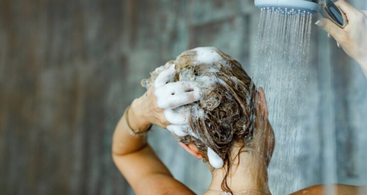 Les Raisons pour lesquelles Se Laver les Cheveux une Fois par Semaine Peut ne pas Être Optimal, Selon les Experts.