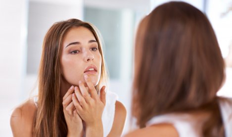 Conseils d&rsquo;un expert pour éviter d&rsquo;aggraver la peau grasse.