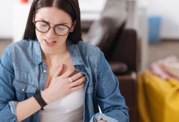 Prévenir l&rsquo;Arrêt Cardiaque : Reconnaître les Signes Avant-Coureurs Chez les Femmes.