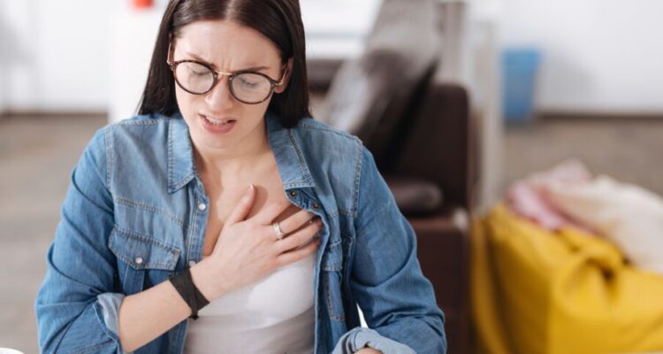 Prévenir l&rsquo;Arrêt Cardiaque : Reconnaître les Signes Avant-Coureurs Chez les Femmes.