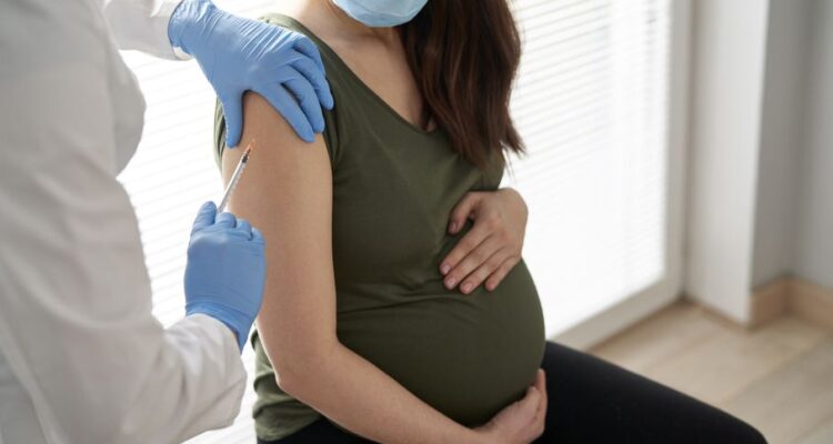 Vaccin pour prévenir la bronchiolite chez les bébés à naître approuvé aux États-Unis et en attente en Europe.