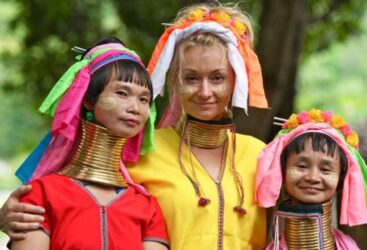 La tradition des « femmes girafes » perdure en Afrique du Sud malgré son déclin.