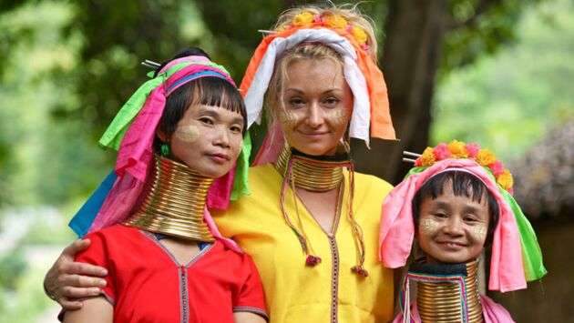 La tradition des « femmes girafes » perdure en Afrique du Sud malgré son déclin.