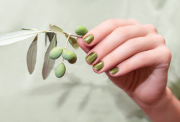 La Tendance Incontournable de l&rsquo;Automne : Le Vernis Vert Olive.