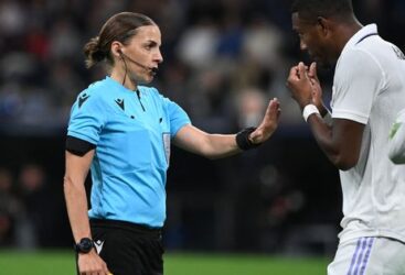 Des femmes prennent le sifflet lors de la Coupe d&rsquo;Asie des nations.