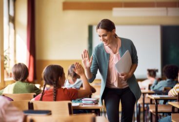 Le Pouvoir des Apparences : Comment l&rsquo;Attrait des Enseignants Influence la Réussite Scolaire des Enfants.