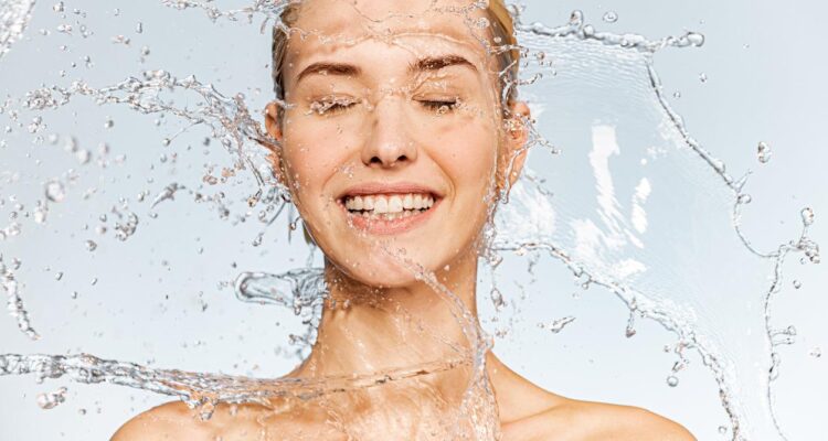 Quel est l’ingrédient le plus efficace pour maintenir la peau hydratée ? Une dermatologue offre des conseils.