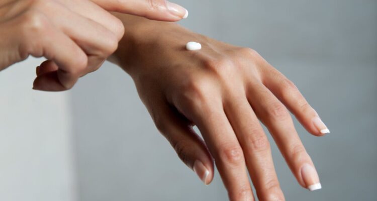 Les rides des mains : Trois habitudes méconnues à éviter selon une dermatologue.