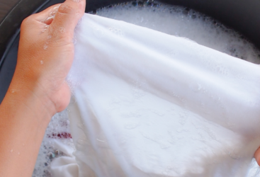 Vêtements jaunis : Utiliser cet ingrédient naturel et économique pour raviver la blancheur.