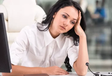 La Santé Mentale des Femmes au Travail : Une Préoccupation Croissante Liée aux Inquiétudes Financières.