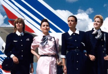Air France : 90 ans d’avions mythiques, de confort à bord, d’uniformes de grands couturiers, de gastronomie à bord et de design. 