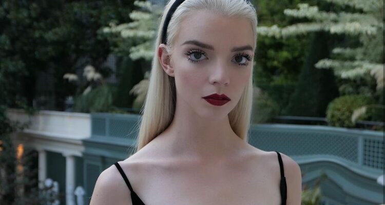 Le bandeau signature qui évoque le style de Brigitte Bardot revient en force pour la saison hivernale.