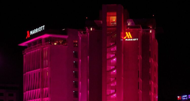 Tunis Marriott Hôtel s&rsquo;illumine pour l&rsquo;Octobre Rose : une initiative de sensibilisation.