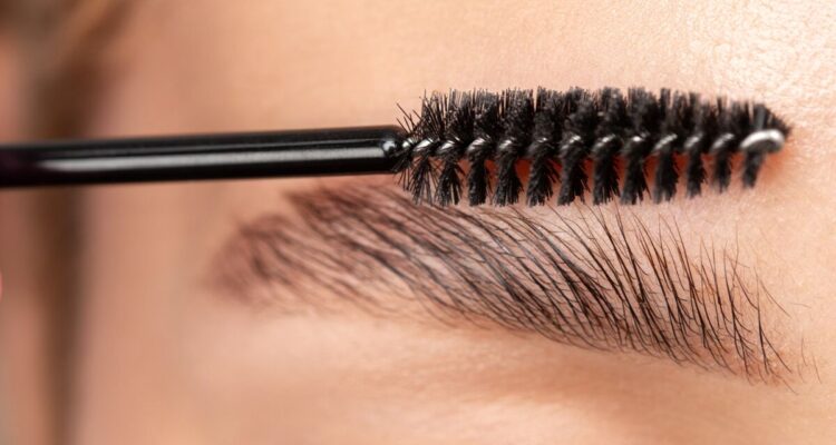 Sourcils Mince et Épars : Pourquoi Ils S&rsquo;Affinent Avec l&rsquo;âge ?