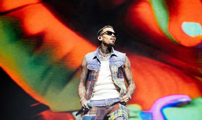 Chris Brown enflamme Abu Dhabi lors de son premier concert sensationnel.