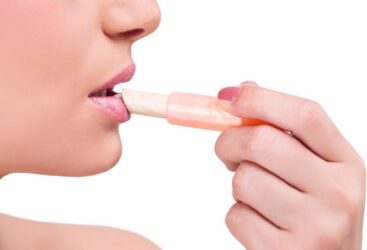 Conseils d’un dermatologue : Quand et comment appliquer le baume à lèvres pour des lèvres douces et hydratées.