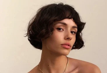 Les Tendances de Coupe de Cheveux pour l&rsquo;Hiver 2023 : Découvrez la Frange &lsquo;Baby Bangs&rsquo; en Vogue !