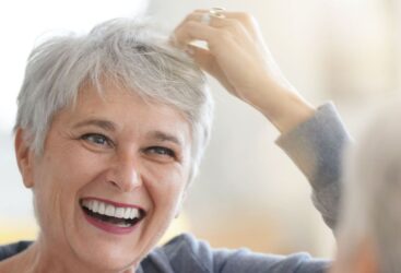 6 facteurs surprenants à l&rsquo;origine des cheveux blancs précoces.