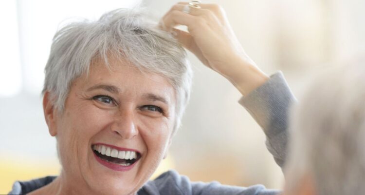 6 facteurs surprenants à l&rsquo;origine des cheveux blancs précoces.