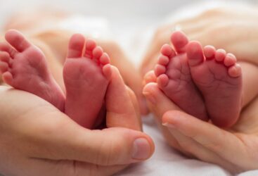 Étonnante Naissance : Une Maman à Deux Ustérus Accueille des Jumelles en Deux Jours Seulement !