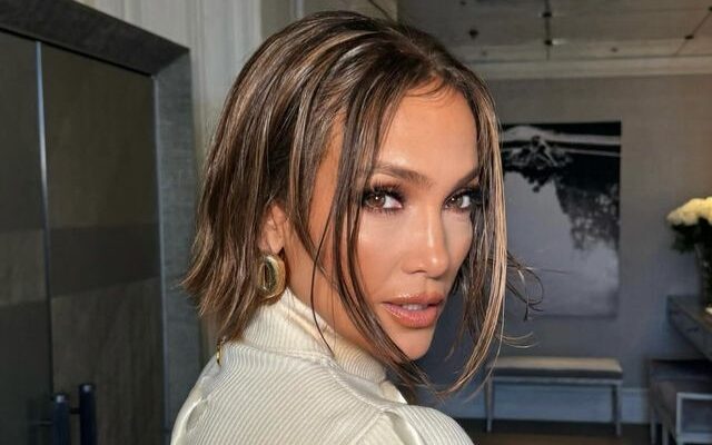 Jennifer Lopez Métamorphosée : Son Carré Court Étincelant Dévoilé à la Fashion Week 2024.