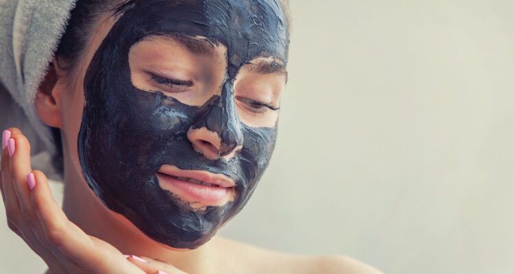 Découvrez les secrets du charbon végétal pour une peau éclatante !