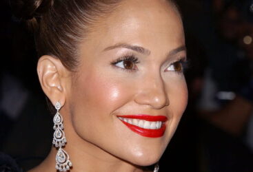 Bouche Rouge Éclatante : Les Secrets Beauté de Jennifer Lopez Révélés!