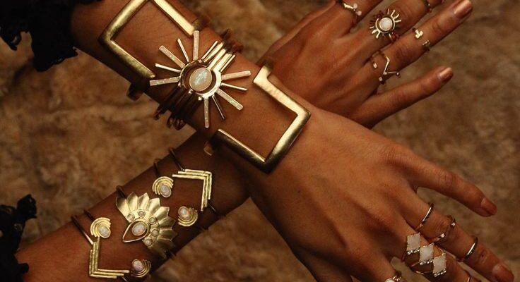 L&rsquo;évolution des Accessoires et Bijoux Féminins : Une Histoire Éblouissante.