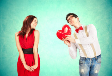 Décrypter les Signaux Secrets : 11 Manières Discrètes de Savoir si un Homme est Attiré par Vous.