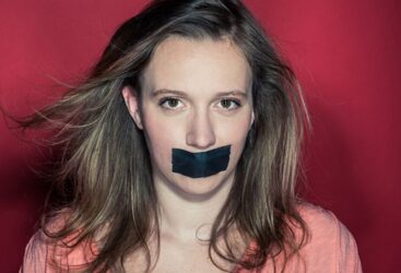 Quand la surabondance de confidences fragilise.