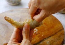 Secrets de Cuisine : Comment Retirer le Boyau des Crevettes en Toute Simplicité.