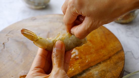 Secrets de Cuisine : Comment Retirer le Boyau des Crevettes en Toute Simplicité.
