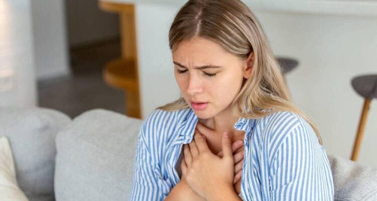 Les maladies cardiovasculaires chez les femmes : un risque sous-estimé et des symptômes méconnus mettent en danger la santé cardiaque féminine.