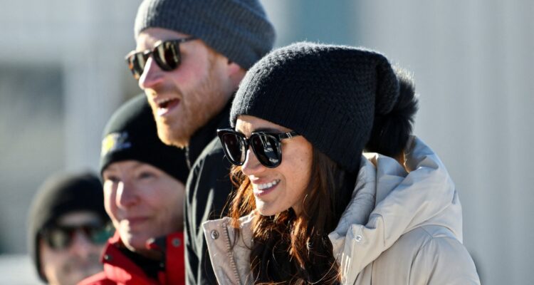 Accueil Hostile au Canada : Meghan et Harry Confrontés à une Foule Contestataire scandant &lsquo;God Save the King.