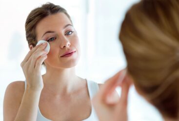 Les Secrets d&rsquo;un Démaquillage Parfait pour des Yeux en Pleine Santé et Beauté.