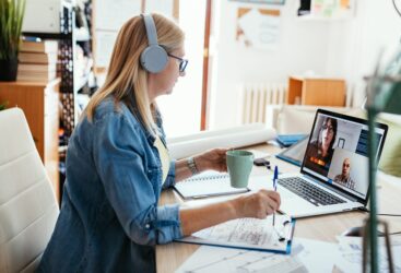 Télétravail au Québec : Disparités entre hauts salaires et régions, impactant les femmes.